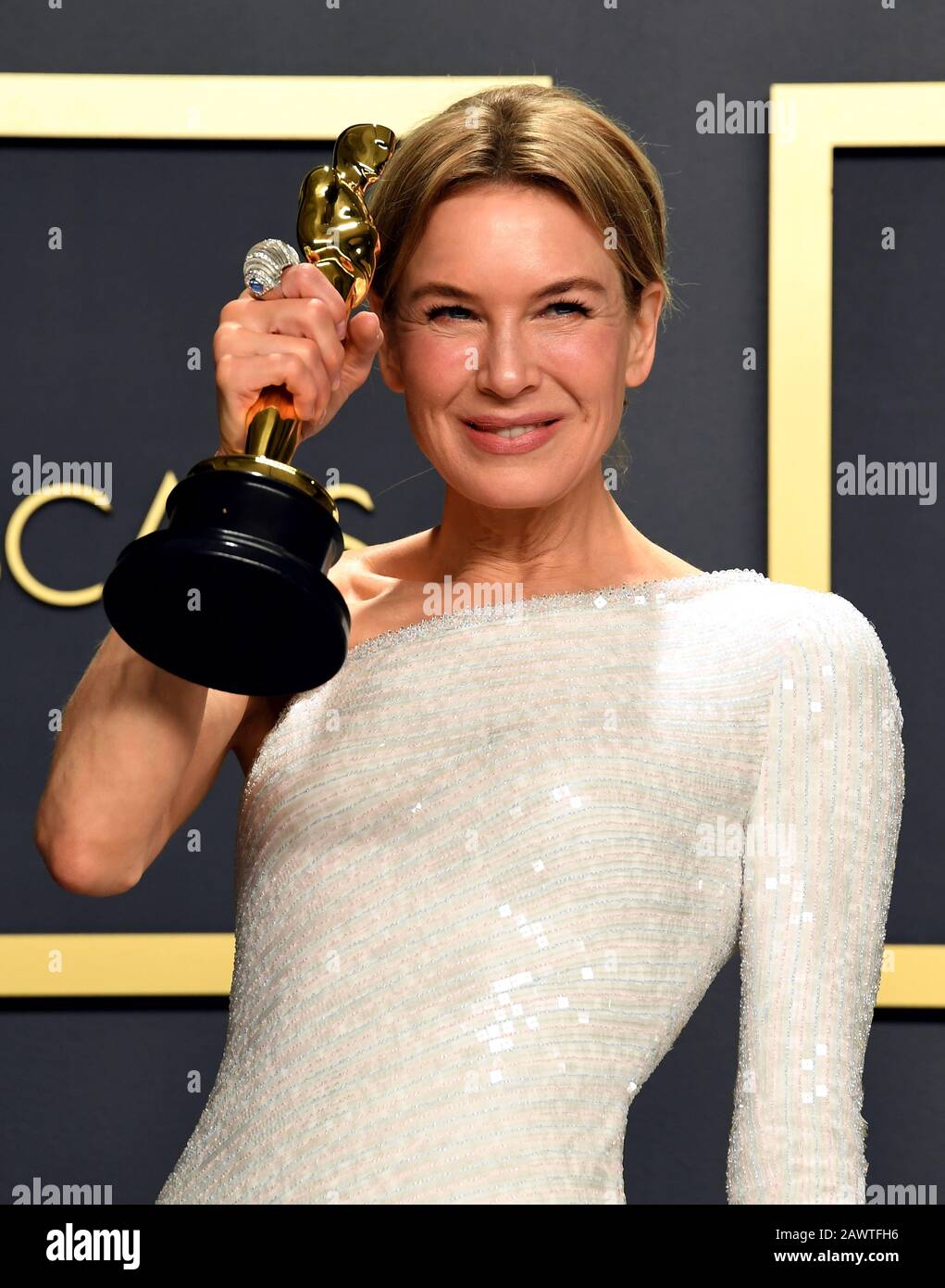 Renee Zellweger With Her Best Actress Oscar In The Press Room At The 92nd Academy Awards Held At The Dolby Theatre In Hollywood Los Angeles Usa Stock Photo Alamy