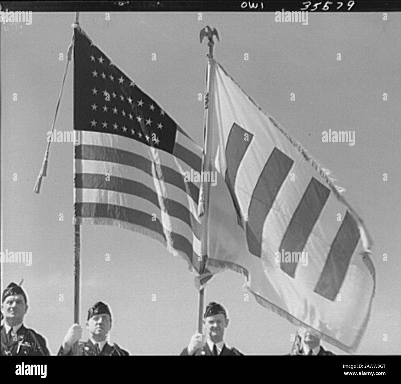 Four United States soldiers with US flag and United Nations Honor flag 1943. Stock Photo