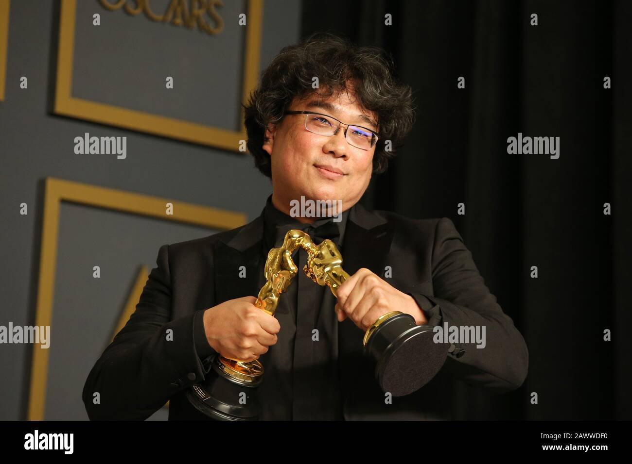 Los Angeles, California, USA. 09th Feb, 2020. ( Bong Joon-ho poses for photos at the 92nd Academy Awards ceremony at the Dolby Theatre in Los Angeles, the United States, Feb. 9, 2020. South Korean black comedy 'Parasite' turned out to be the biggest winner at the 92nd Academy Awards ceremony on Sunday night. Besides nabbing Best Picture, the genre-bending class thriller also won Best Director for Bong Joon-ho, Best International Feature Film and Best Original Screenplay. Credit: Xinhua/Alamy Live News Stock Photo