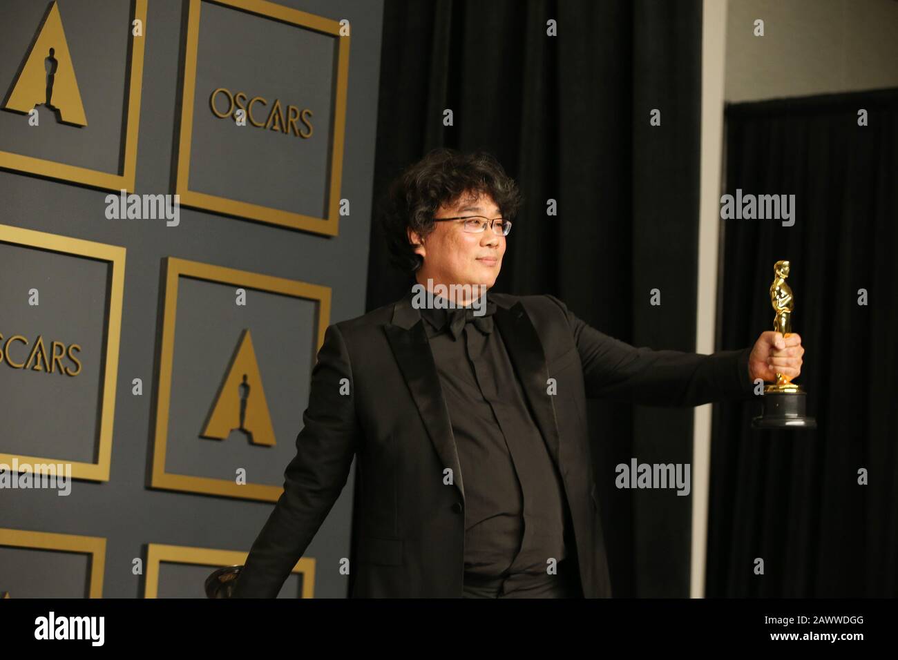 Los Angeles, California, USA. 09th Feb, 2020. ( Bong Joon-ho poses for photos at the 92nd Academy Awards ceremony at the Dolby Theatre in Los Angeles, the United States, Feb. 9, 2020. South Korean black comedy 'Parasite' turned out to be the biggest winner at the 92nd Academy Awards ceremony on Sunday night.    Besides nabbing Best Picture, the genre-bending class thriller also won Best Director for Bong Joon-ho, Best International Feature Film and Best Original Screenplay. Credit: Xinhua/Alamy Live News Stock Photo