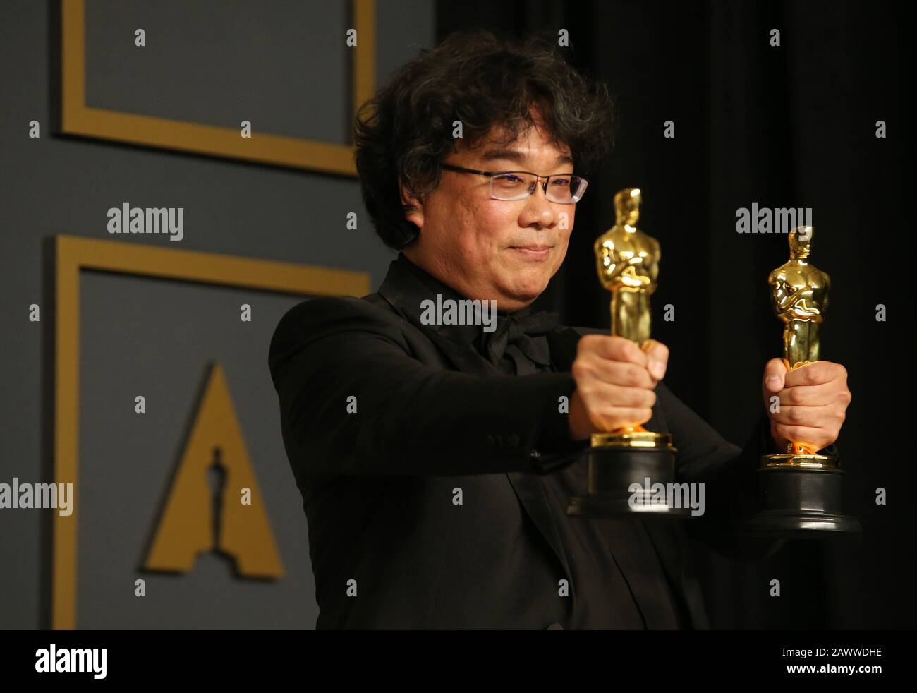 Los Angeles, California, USA. 09th Feb, 2020. ( Bong Joon-ho holds the Oscars winned by 'Parasite' at the 92nd Academy Awards ceremony at the Dolby Theatre in Los Angeles, the United States, Feb. 9, 2020. South Korean black comedy 'Parasite' turned out to be the biggest winner at the 92nd Academy Awards ceremony on Sunday night.    Besides nabbing Best Picture, the genre-bending class thriller also won Best Director for Bong Joon-ho, Best International Feature Film and Best Original Screenplay. Credit: Xinhua/Alamy Live News Stock Photo