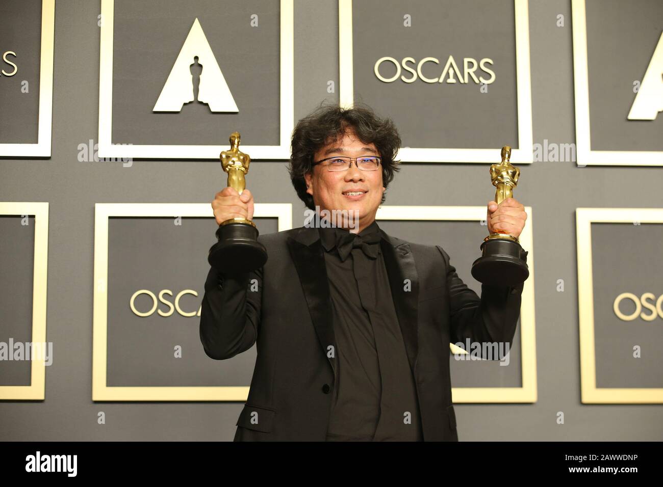 Los Angeles, California, USA. 09th Feb, 2020. ( Bong Joon-ho poses for photos at the 92nd Academy Awards ceremony at the Dolby Theatre in Los Angeles, the United States, Feb. 9, 2020. South Korean black comedy 'Parasite' turned out to be the biggest winner at the 92nd Academy Awards ceremony on Sunday night.    Besides nabbing Best Picture, the genre-bending class thriller also won Best Director for Bong Joon-ho, Best International Feature Film and Best Original Screenplay. Credit: Xinhua/Alamy Live News Stock Photo