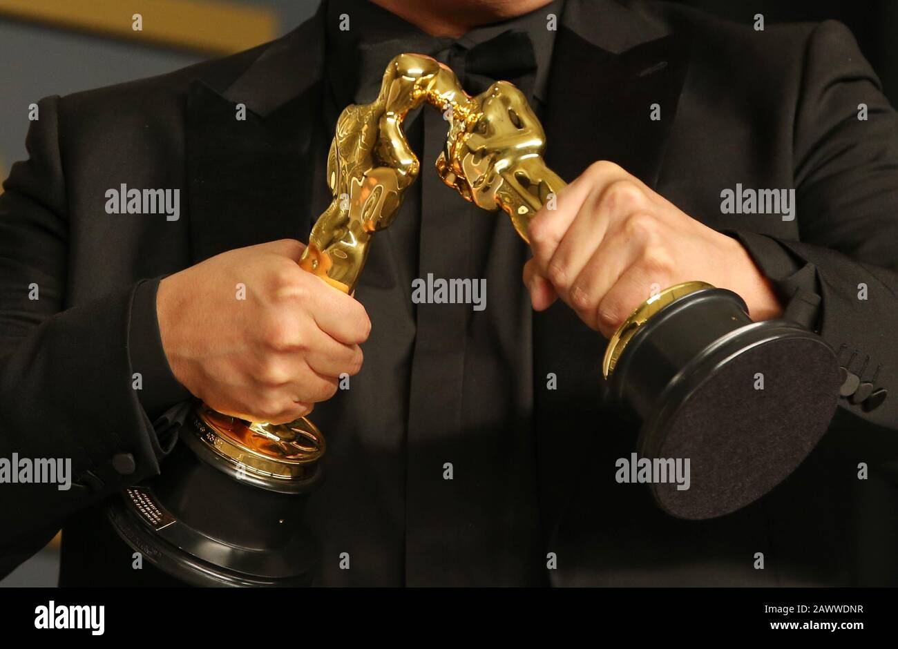 Los Angeles, California, USA. 09th Feb, 2020. ( Bong Joon-ho holds the Oscars winned by 'Parasite' at the 92nd Academy Awards ceremony at the Dolby Theatre in Los Angeles, the United States, Feb. 9, 2020. South Korean black comedy 'Parasite' turned out to be the biggest winner at the 92nd Academy Awards ceremony on Sunday night.    Besides nabbing Best Picture, the genre-bending class thriller also won Best Director for Bong Joon-ho, Best International Feature Film and Best Original Screenplay. Credit: Xinhua/Alamy Live News Stock Photo