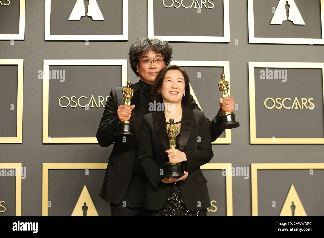 Los Angeles, California, USA. 09th Feb, 2020. ( Kwak Sin-ae (front) and Bong Joon-ho pose for photos at the 92nd Academy Awards ceremony at the Dolby Theatre in Los Angeles, the United States, Feb. 9, 2020. South Korean black comedy "Parasite" turned out to be the biggest winner at the 92nd Academy Awards ceremony on Sunday night.    Besides nabbing Best Picture, the genre-bending class thriller also won Best Director for Bong Joon-ho, Best International Feature Film and Best Original Screenplay. Credit: Xinhua/Alamy Live News Stock Photo