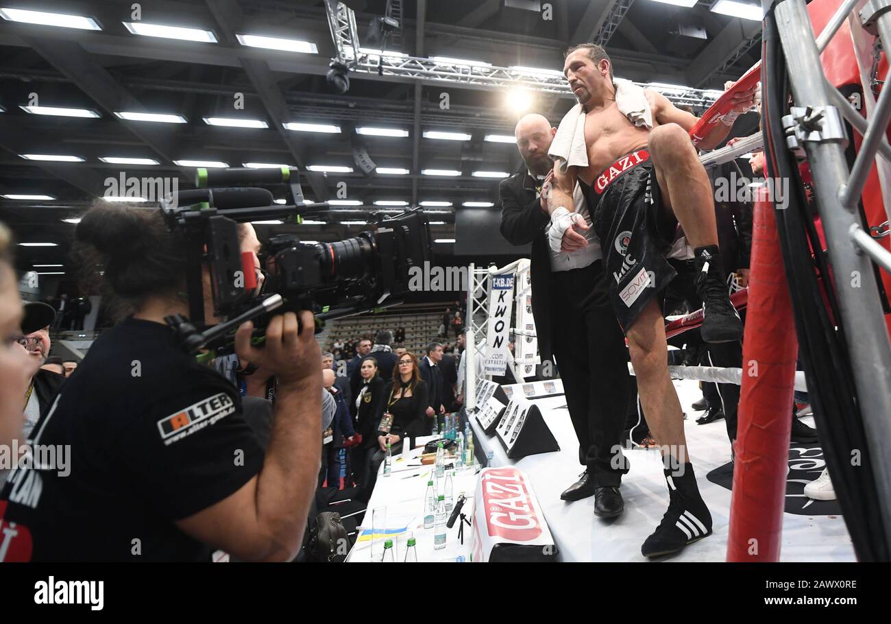 09 February 2020, Baden-Wuerttemberg, Göppingen: Boxing, professionals: IBO World Championship, Cruiserweight, Arslan (Germany) - Lerena (South Africa) in the EWS Arena. Firat Arslan (r) from Germany leaves the ring after his defeat. Photo: Marijan Murat/dpa Stock Photo