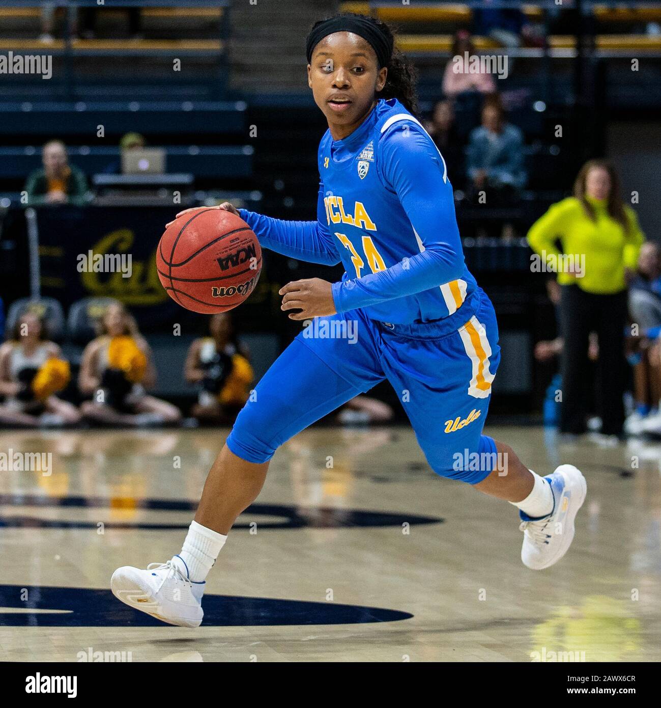 Hass Pavilion Berkeley Calif Usa 09th Feb 2020 Ca U S A Ucla Bruins Guard Japreece Dean 24 Brings The Ball Up Court During The Ncaa Women S Basketball Game Between Ucla Bruins And The