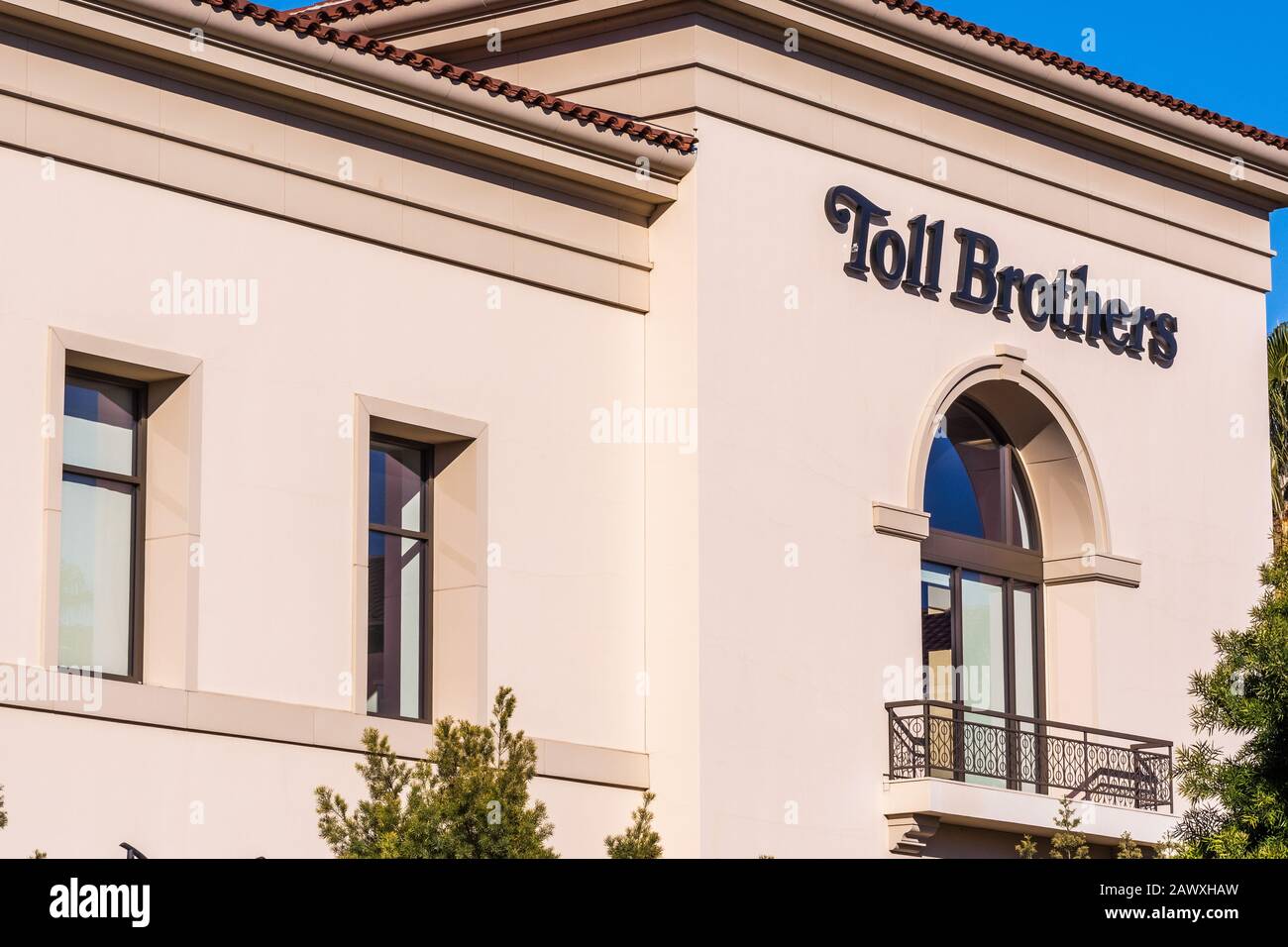Feb 6, 2020 Santa Clara / CA / USA - Toll Brothers sale offices in Silicon Valley; Toll Brothers is a home construction company that specializes in bu Stock Photo