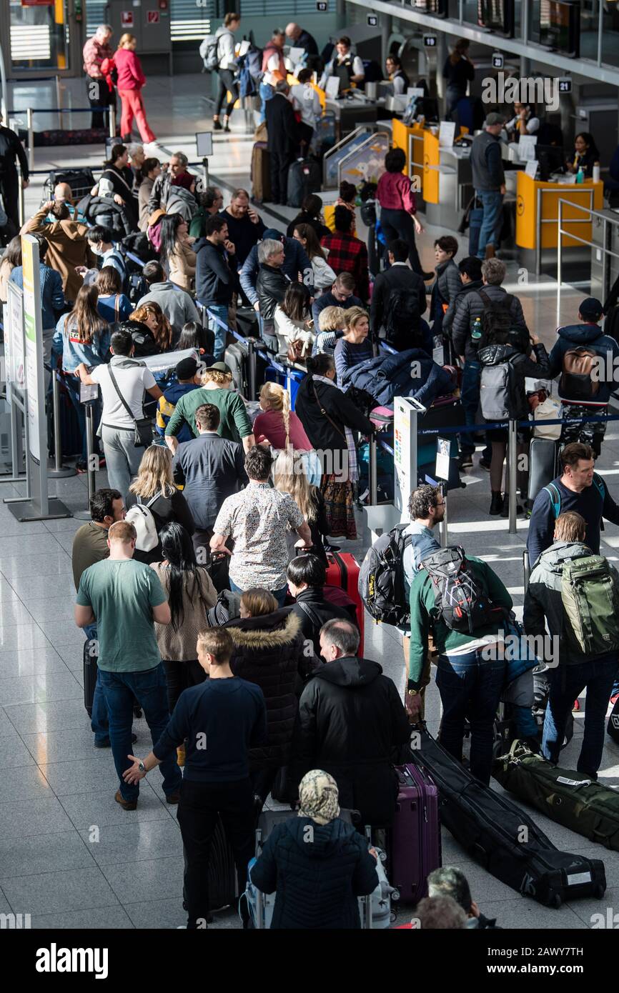 Munich, Germany. 10th Feb, 2020. Long queues have formed at the baggage