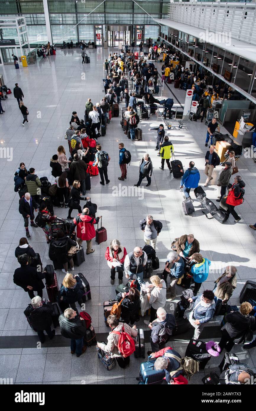 Munich, Germany. 10th Feb, 2020. Long queues have formed at the baggage