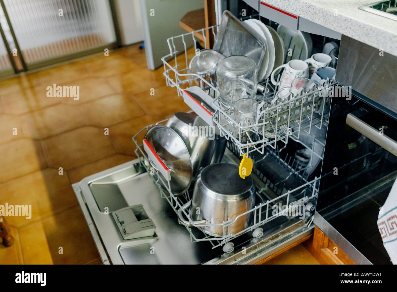 Dirty dishes dishwasher hires stock photography and images Alamy