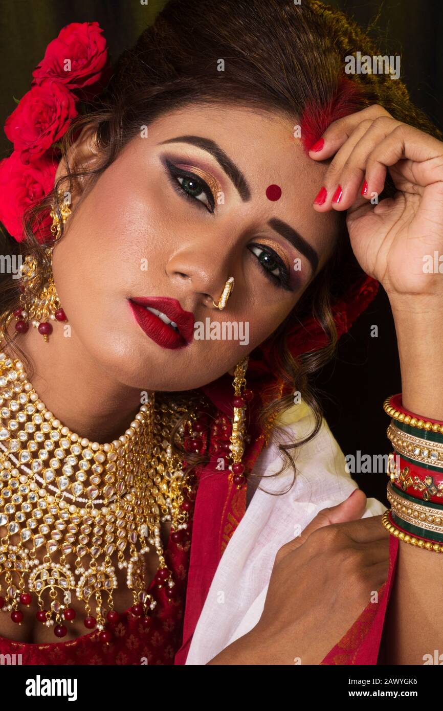 Actress Srabanti Chatterjee Looks Ethereal In A Traditional Bengali Saree