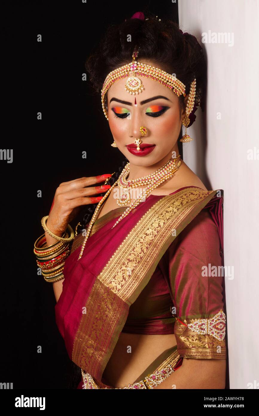 Pakistani Bride Radiated Indian Vibes In A Maroonish Red-Hued Saree Paired  With Golden Jewellery