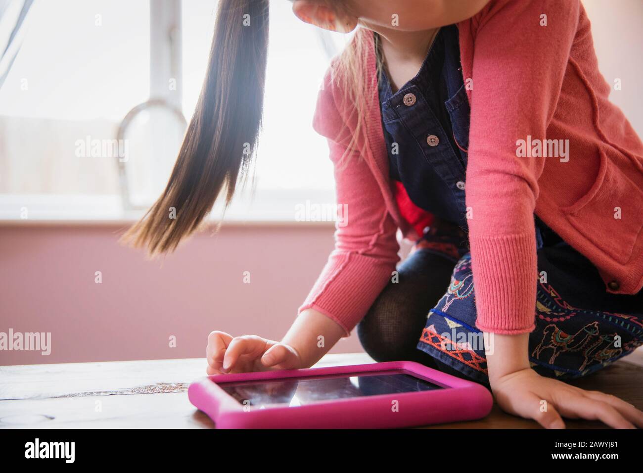 Girl with tablet hi-res stock photography and images - Alamy