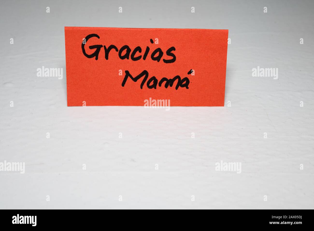 Thank You Mom In Spanish Gracias Mama Writing Love Text For Mother On Paper Label With Lovely Message For Mother S Day Stock Photo Alamy Thank You Mom In Spanish Gracias Mama Writing Love Text For Mother On Paper Label With Lovely Message For Mother S Day Stock Photo Alamy