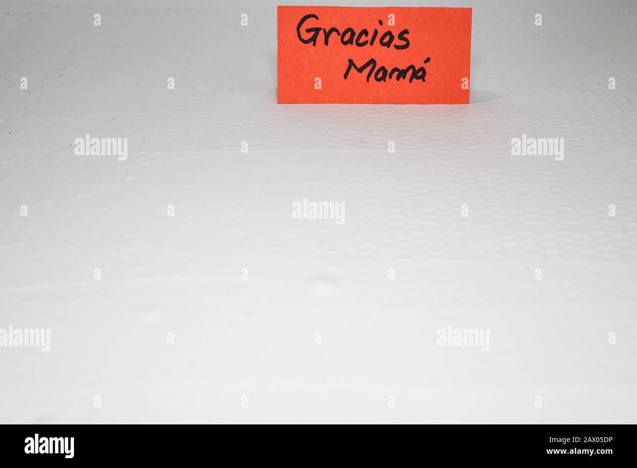 Thank You Mom In Spanish Gracias Mama Writing Love Text For Mother On Paper Label With Lovely Message For Mother S Day Stock Photo Alamy Thank You Mom In Spanish Gracias Mama Writing Love Text For Mother On Paper Label With Lovely Message For Mother S Day Stock Photo Alamy