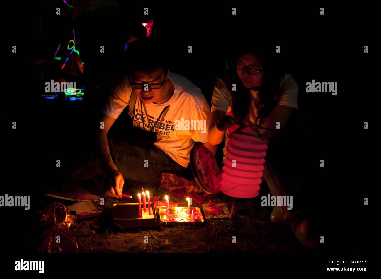 Young couple celebrating mid-autumn festival in Victoria Park, Hong Kong Stock Photo