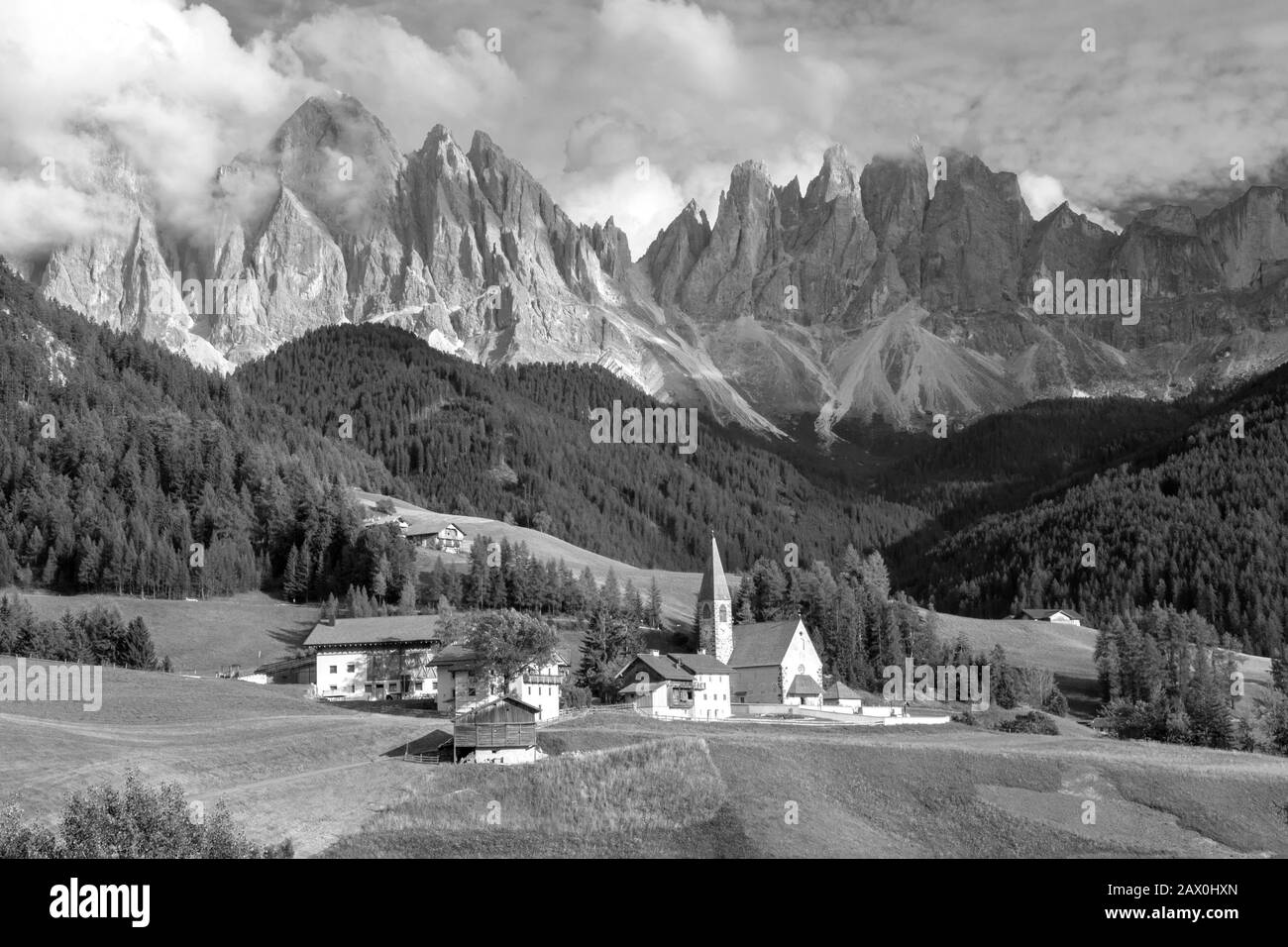 Val di Funes, a beautiful valley where the small Santa Magdalena church marks its strategic position for one of the most impressive postcards of the D Stock Photo