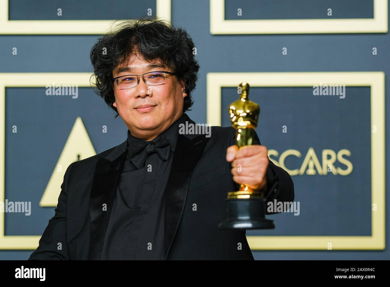 Hollywood, California, USA. 9th Feb, 2020. Dolby Theatre at the Hollywood & Highland Center, Hollywood, UK. 9th Feb, 2020. Bong Joon Ho poses with the Oscar for Best Picture in the film Parasite during the the 92nd Academy Awards, 2020 . Picture by Credit: Julie Edwards/Alamy Live News Stock Photo
