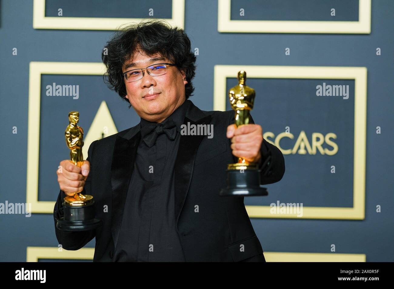 Hollywood, California, USA. 9th Feb, 2020. Dolby Theatre at the Hollywood & Highland Center, Hollywood, UK. 9th Feb, 2020. Bong Joon Ho poses with the Oscar for Best Picture in the film Parasite during the the 92nd Academy Awards, 2020 . Picture by Credit: Julie Edwards/Alamy Live News Stock Photo