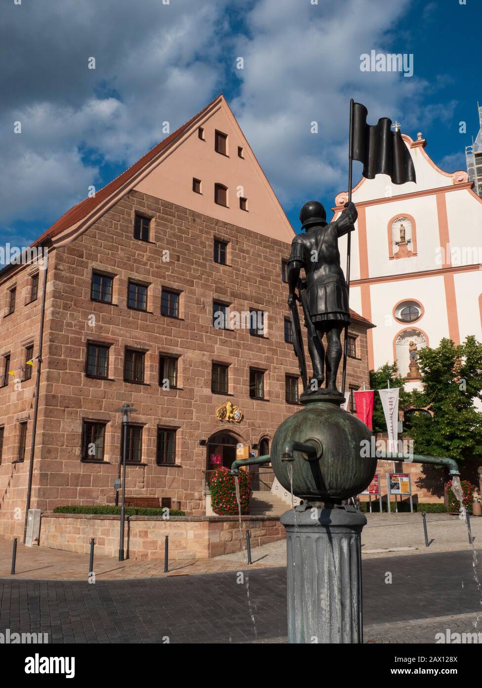 Hilpoltstein, Brunnenmännlein von 1560 vor der Residenz, Franken, Bayern, Deutschland | Hilpoltstein, fountain from 1560, Residence, Franconia, Bavari Stock Photo