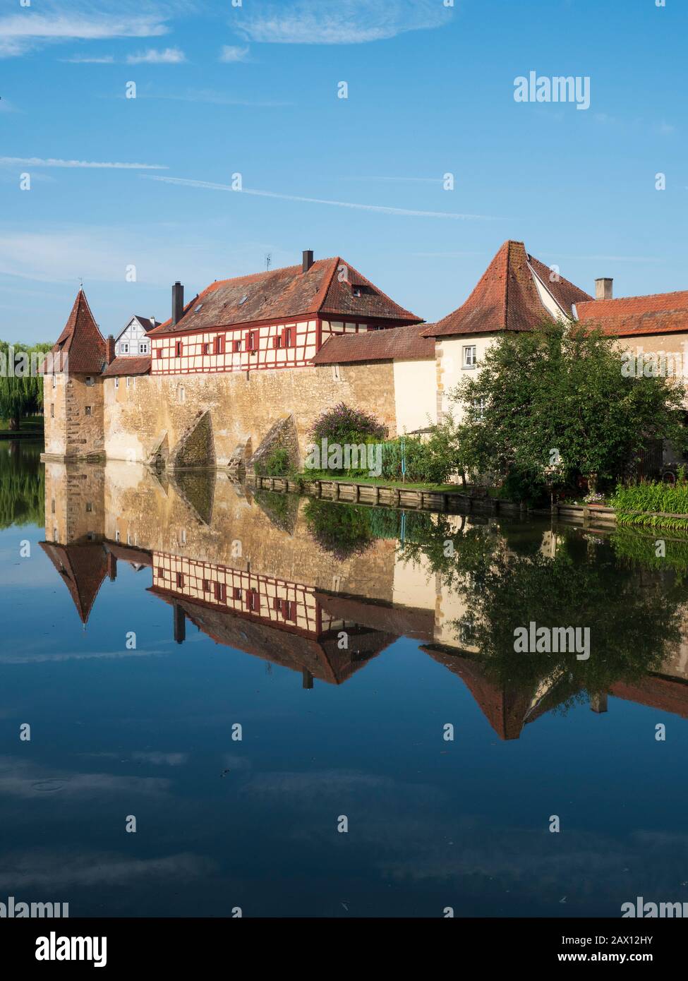 Weißenburg, Stadtmauer am Seeweiher, Franken, Bayern, Deutschland | Weißenburg, citywall Seeweiher, Franconia, Bavaria, Germany Stock Photo