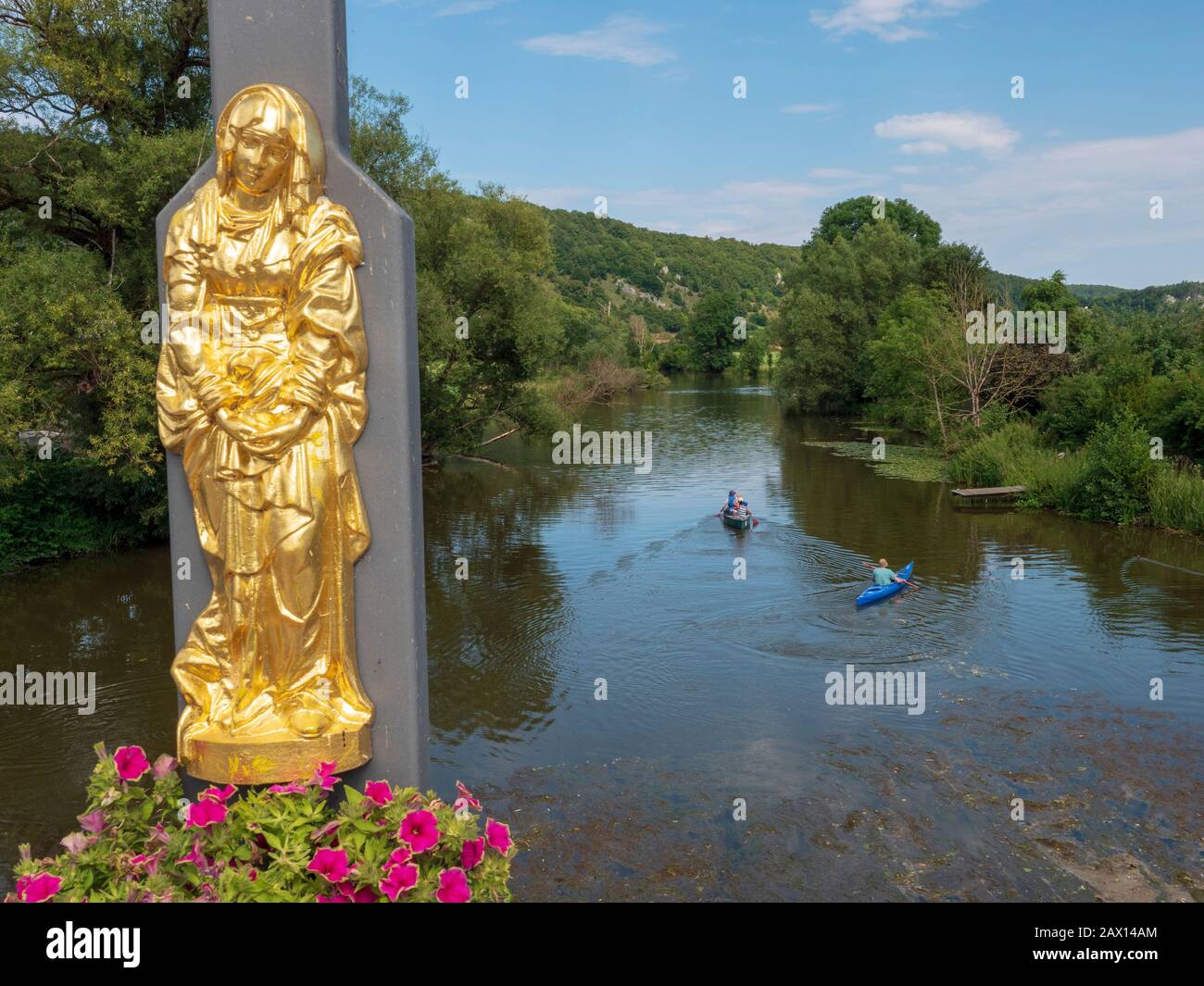 Goldene Madonna auf Brücke über der Altmühl bei Dollnstein, Altmühltal, Bayern, Deutschland | golden madonna on bridge across river Altmuehl near Doll Stock Photo