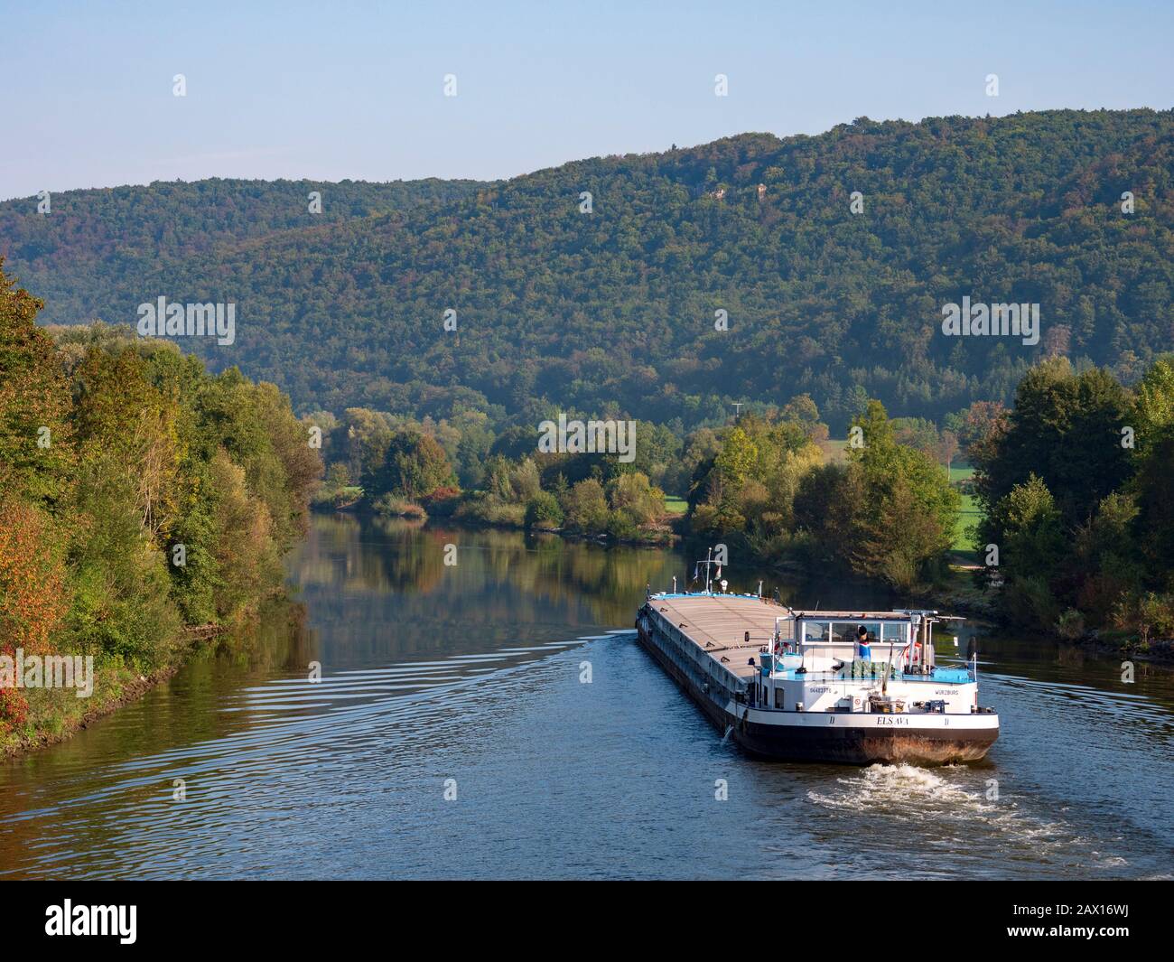 Frachtschiff auf dem Main-Donau-Kanal, Altmühltal, Bayern, Deutschland | cargo ship on Main Donau Canal, Altmuehl valley, Altmuehltal, Bavaria, German Stock Photo