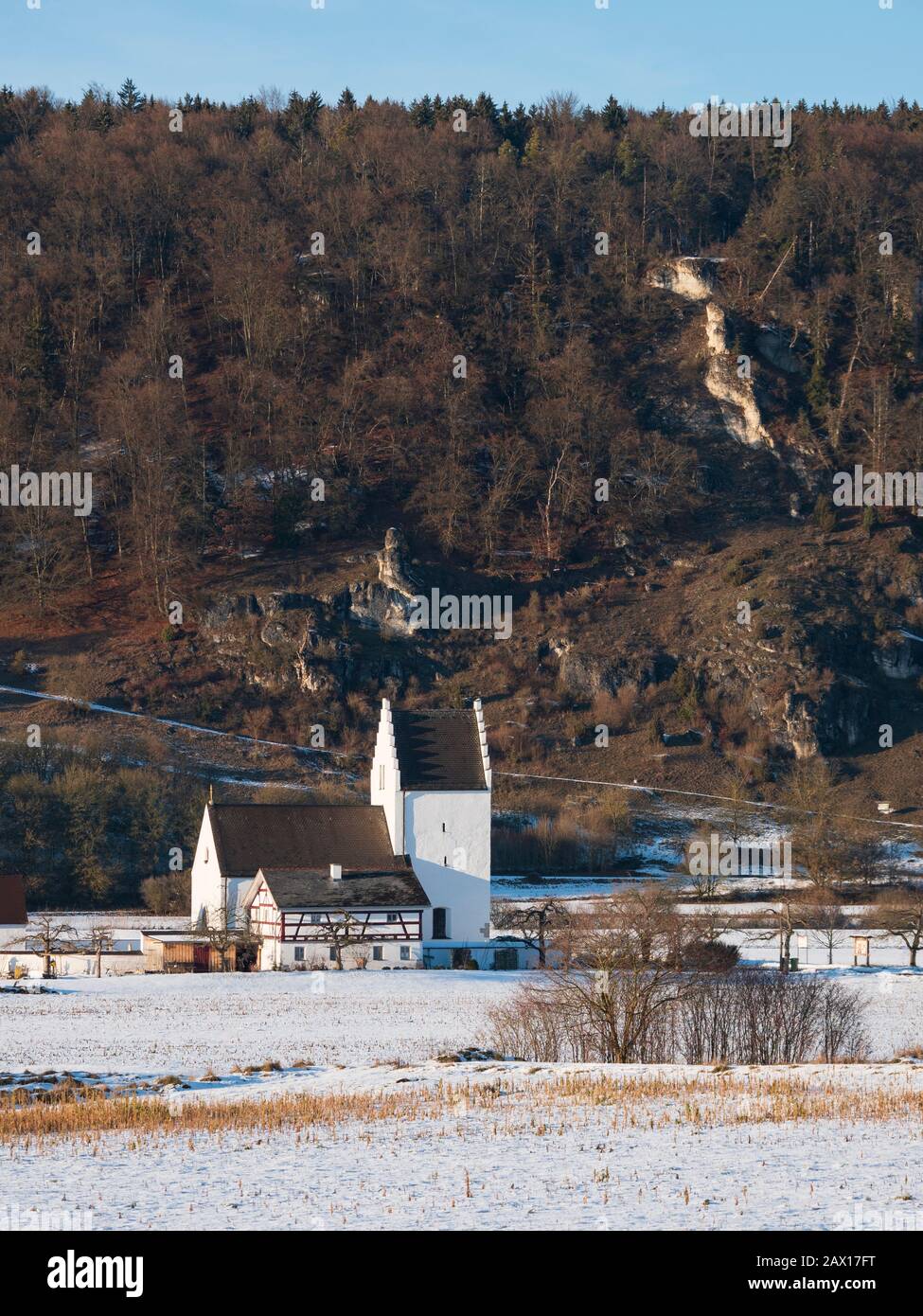Kirche St. Johannes der Täufer, Böhming, Winter, Schnee, Altmühltal, Bayern, Deutschland | John the Babtist church, Boehmingen, winter, snow, Altmuehl Stock Photo