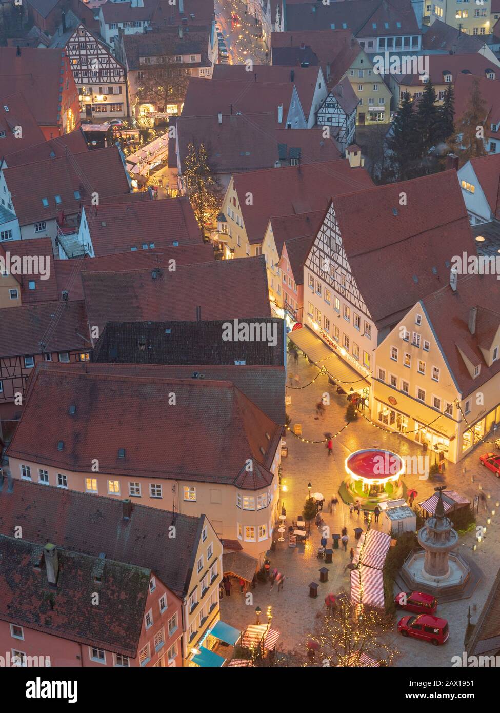 Blick auf Altstadt mit Weihnachtsmarkt bei Dämmerung, Nördlingen, Franken, Bayern, Deutschland | view of old town and Christmas Market at dusk, Noerdl Stock Photo