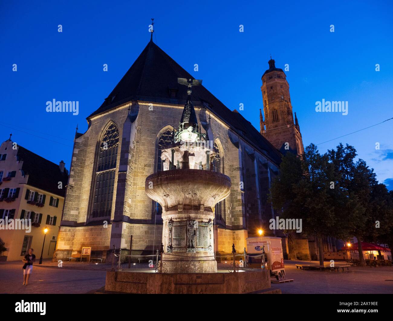 Altstadt, Kirche und Brunnen am Rübenmarkt, Dämmerung, Nördlingen, Franken, Bayern, Deutschland | old town, church and fountain, dusk, Noerdlingen, Fr Stock Photo
