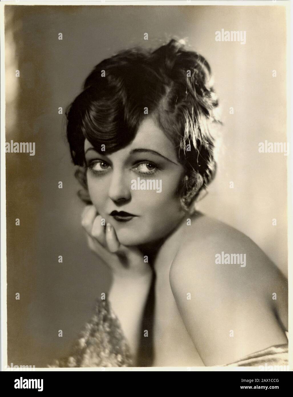 1927 ca : The silent movie actress DORIS DAWSON ( 1909 – 1986 )  - FILM - CINEMA MUTO - SILENT MOVIE - attrice cinematografica - VAMP  - DIVA - DIVINA - DIVINE - 20's - '20 - ANNI VENTI  - neckopening - scollatura -    decolleté - red lips - labbra rosse - rossetto - lipstick - ANNI FOLLI del CHARLESTON ---- ARCHIVIO GBB Stock Photo