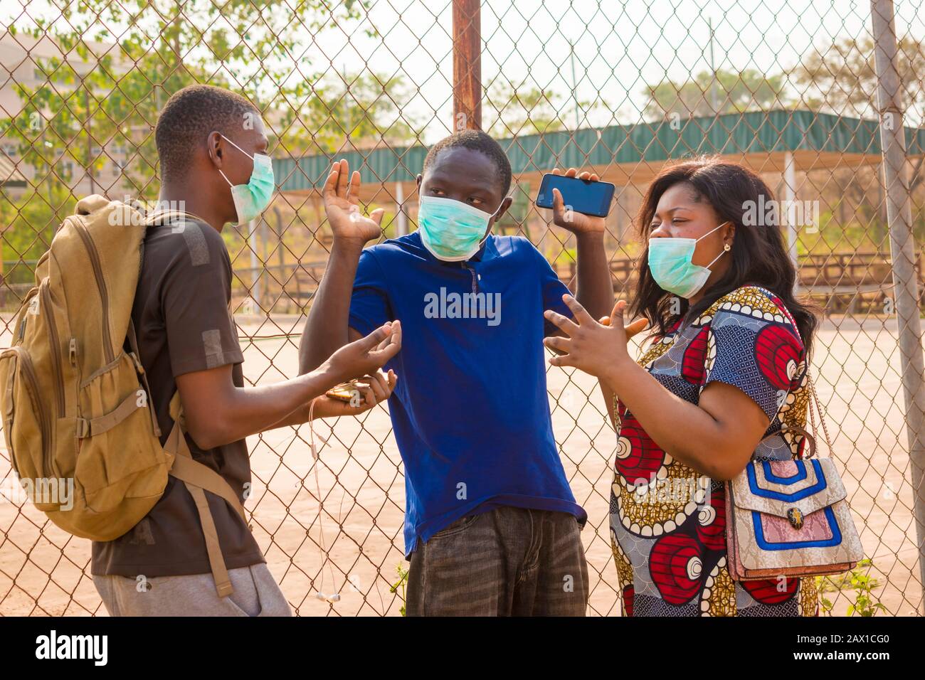 People wearing face masks hi-res stock photography and images - Alamy