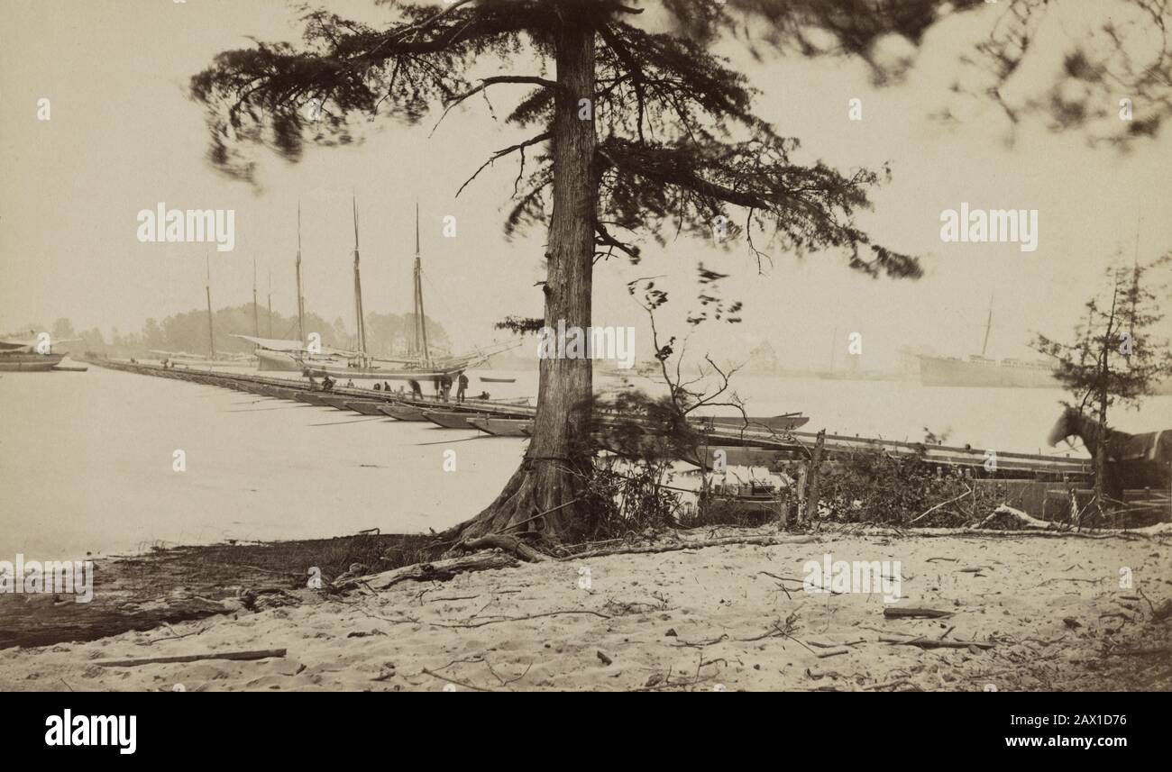 1864, june ,  POTOMAC , USA : Pontoon bridge across James River at Powhatan Point on which Army of Potomac crossed, June, 1864  .- SECESSION WAR  CIVIL - GUERRA CIVILE DI SECESSIONE AMERICANA  - STATI UNITI AMERICA - truppe - militari - military troups - UNION SOLDIERS - USA  - NORDISTA - NORDISTI - TRUPPE NORDISTE - panorama - landscape - ponte di barche - fiume - nave - navi - veliero - velieri  Â---- Archivio GBB Stock Photo