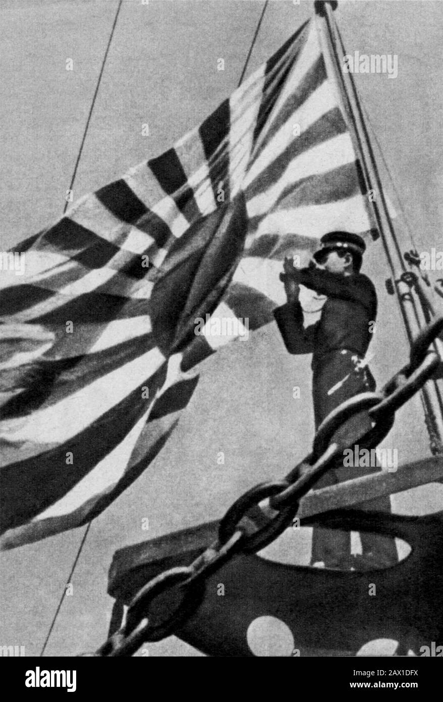 1942 , 6 june , USA : Guard of a Japan aircraft carrier navy - MIDWAY BATTLE - WORLD WAR II - WWII - SECONDA GUERRA MONDIALE - foto storiche  storica - HISTORY PHOTOS   - Stati Uniti d' America - bombardamento - nave - Marina - Navy - mare - sea - attacco aereo - USA - GIAPPONE - GUERRA DEL PACIFICO - OCEANO - OCEAN PACIFIC - BATTAGLIA - BATTLE - Sol Levante - bandiera - flag - binocolo  ---- ARCHIVIO GBB Stock Photo