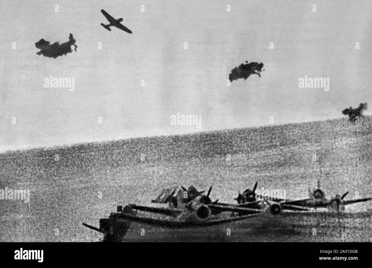 1942 , 6 june , USA : MIDWAY BATTLE . Un arerosilurante cerca di superare il tiro di sbarramento per colpire la portaerei HIRYU .- WORLD WAR II - WWII - SECONDA GUERRA MONDIALE - foto storiche  storica - HISTORY PHOTOS   - Stati Uniti d' America - bombardamento - nave - Marina - Navy - mare - sea - attacco aereo - USA - GIAPPONE - GUERRA DEL PACIFICO - OCEANO - OCEAN PACIFIC - BATTAGLIA - BATTLE - aeroplano ---- ARCHIVIO GBB Stock Photo