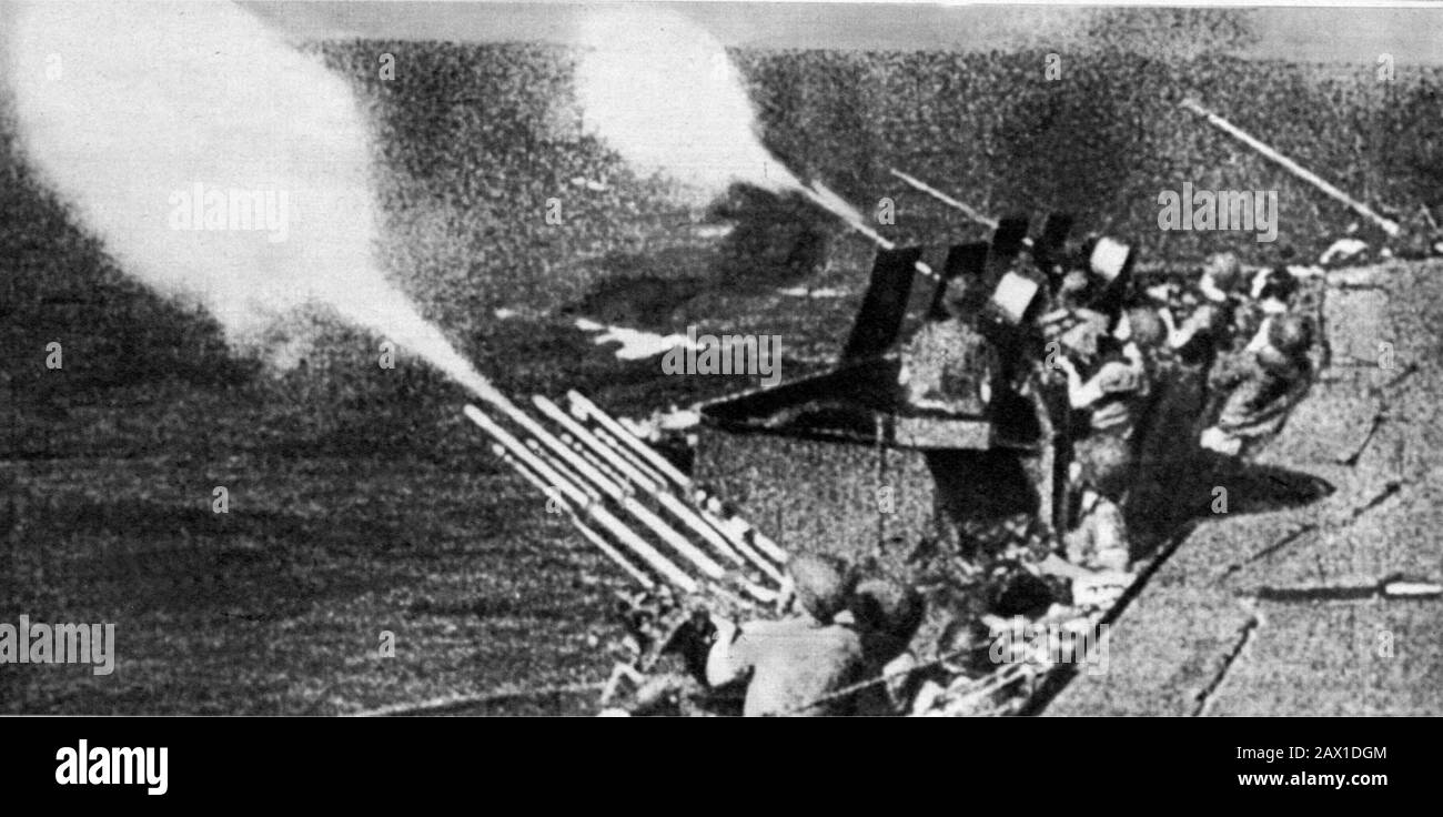 1942 , 6 june , USA : MIDWAY BATTLE . Le batterie della portaerei giapponese KAGA sparano agli aerei USA .- WORLD WAR II - WWII - SECONDA GUERRA MONDIALE - foto storiche  storica - HISTORY PHOTOS   - Stati Uniti d' America - bombardamento - nave - Marina - Navy - mare - sea - attacco aereo - USA - GIAPPONE - GUERRA DEL PACIFICO - OCEANO - OCEAN PACIFIC - BATTAGLIA - BATTLE - contraerea  ---- ARCHIVIO GBB Stock Photo