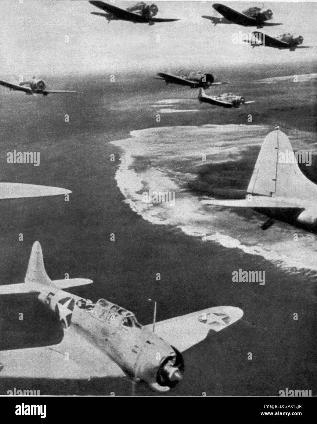1942 , 4 june , USA : BATTLE OF MIDWAY  .  Aeroplani USA in volo su Midway -  WORLD WAR II - WWII - SECONDA GUERRA MONDIALE - foto storiche  storica - HISTORY PHOTOS   - Stati Uniti d' America - bombardamento - nave - Marina - Navy - mare - sea - attacco aereo - USA - GIAPPONE - GUERRA DEL PACIFICO - OCEANO - OCEAN PACIFIC - BATTAGLIA - BATTLE - aeroplano - Islands - Midway Atoll   - The Battle of Midway - HAWAY - AVIAZIONE ---- ARCHIVIO GBB Stock Photo