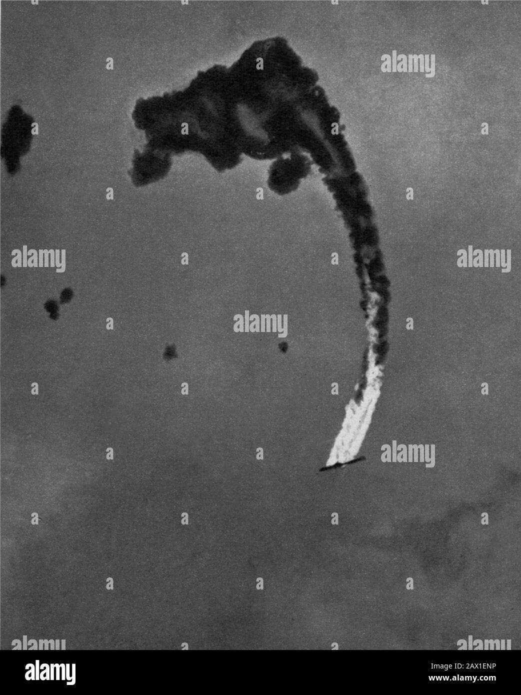1942 , 4 june , USA : BATTLE OF MIDWAY . Un aereo bombardiere giapponese precipita in fiamme  -  WORLD WAR II - WWII - SECONDA GUERRA MONDIALE - foto storiche  storica - HISTORY PHOTOS   - Stati Uniti d' America - bombardamento - nave - Marina - Navy - mare - sea - attacco aereo - USA - GIAPPONE - GUERRA DEL PACIFICO - OCEANO - OCEAN PACIFIC - BATTAGLIA - BATTLE - aeroplano - Islands - Midway Atoll   - The Battle of Midway - HAWAY - AVIAZIONE ---- ARCHIVIO GBB Stock Photo