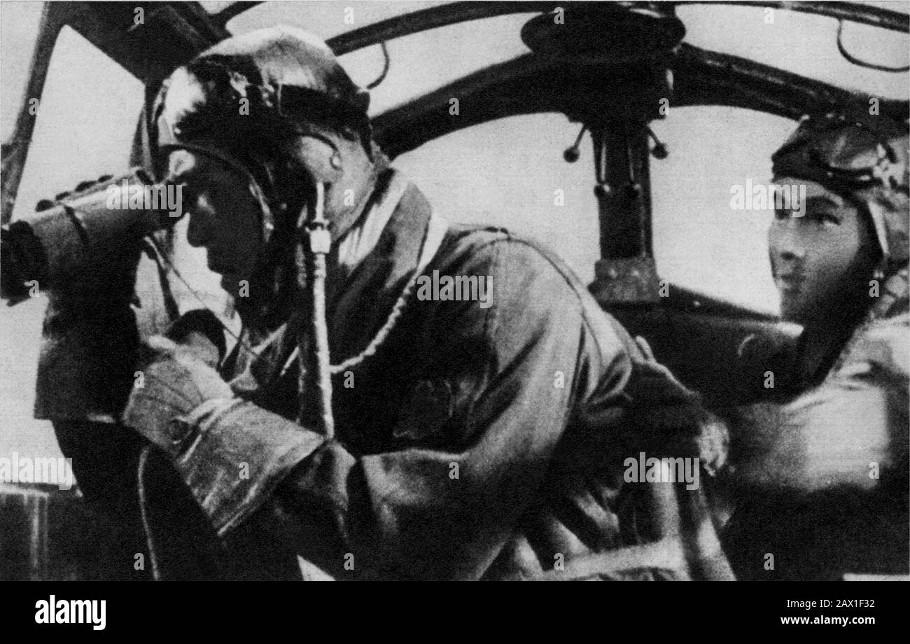 1942 , 6 june , USA : BATTLE OF MIDWAY . Da un aereo giapponese i piloti osservano le formazioni navali americane che incrociano nelle acque del Pacifico  -  WORLD WAR II - WWII - SECONDA GUERRA MONDIALE - foto storiche  storica - HISTORY PHOTOS   - Stati Uniti d' America - bombardamento - nave - Marina - Navy - mare - sea - attacco aereo - USA - GIAPPONE - GUERRA DEL PACIFICO - OCEANO - OCEAN PACIFIC - BATTAGLIA - BATTLE - aeroplano - Islands - Midway Atoll   - The Battle of Midway - HAWAY - AVIAZIONE ---- ARCHIVIO GBB Stock Photo