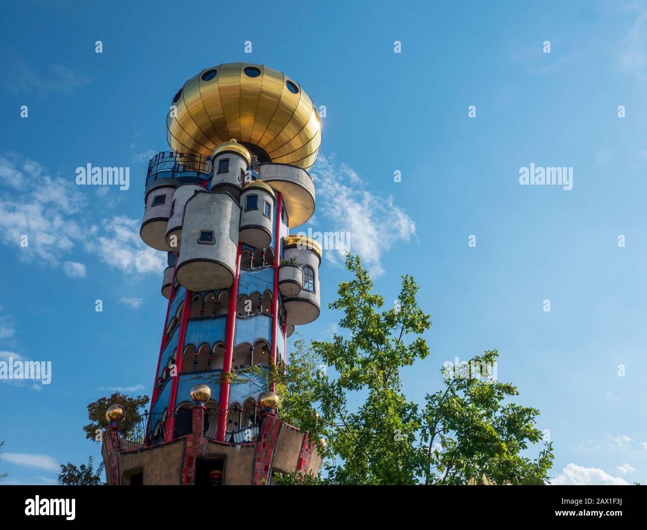 Hundertwasserturm Kuchlbauer, Abensberg, Bayern, Deutschland | Hundertwasser-Tower Kuchlbauer, Abensberg, Bavaria, Germany Stock Photo