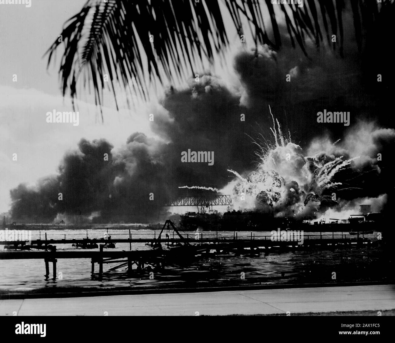 1941 , 7 december , USA : USS SHAW exploding during the Japanese raid on Pearl Harbor . December 7, 1941 - WORLD WAR II - WWII - SECONDA GUERRA MONDIALE - foto storiche  storica - HISTORY PHOTOS   - Stati Uniti d' America - BATTAGLIA - bombardamento - nave - Marina - Navy - esplosione - explosion - bomba - bomb - mare - sea - attacco aereo - USA - GIAPPONE - GUERRA DEL PACIFICO - OCEANO - OCEAN PACIFIC - BATTAGLIA - BATTLE ---- ARCHIVIO GBB Stock Photo