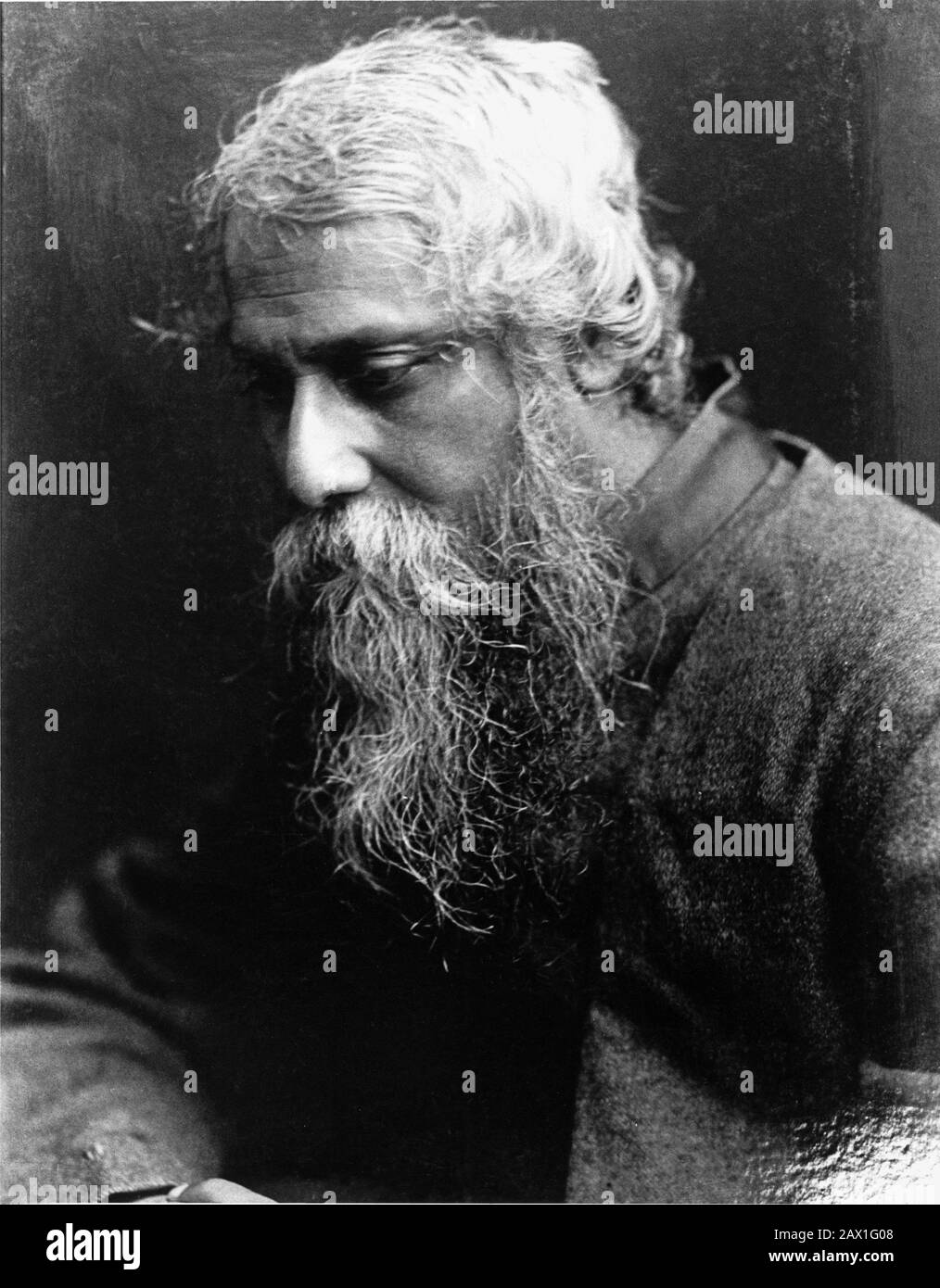 1913 ca , USA :The celebrated indian poet and writer Rabindranath TAGORE ( Calcutta 1861 - 1941 ) , awarded with Nobel for Literature in 1913   - LETTERATO - SCRITTORE - LETTERATURA - Literature  - POESIA - POETRY - POET - POETA - portrait - ritratto  - PREMIO NOBEL LETTERATURA  ancient older man - uomo anziano vecchio - bear - barba  ---- Archivio GBB Stock Photo