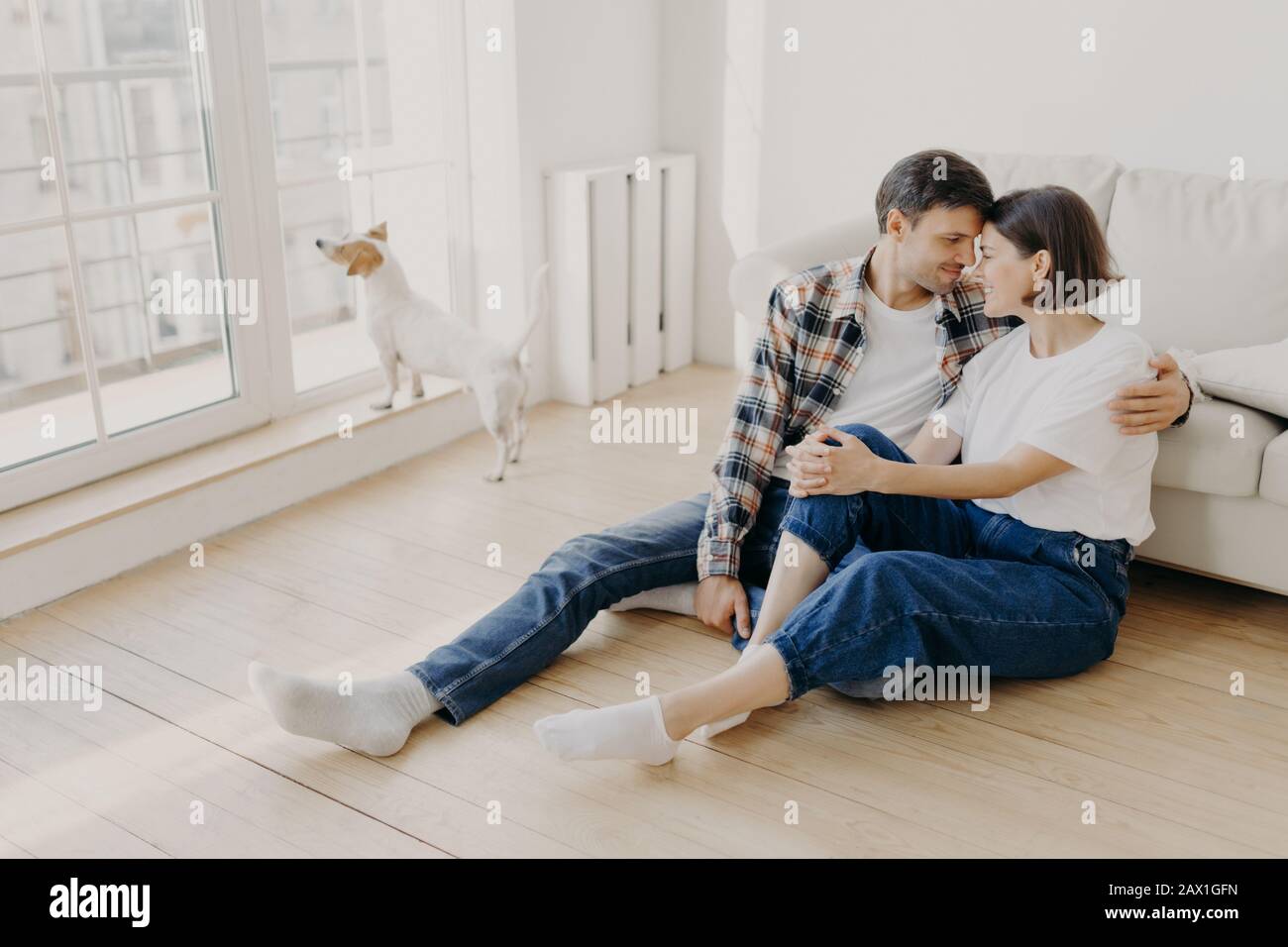 Kissing kiss pose posing hires stock photography and images Alamy