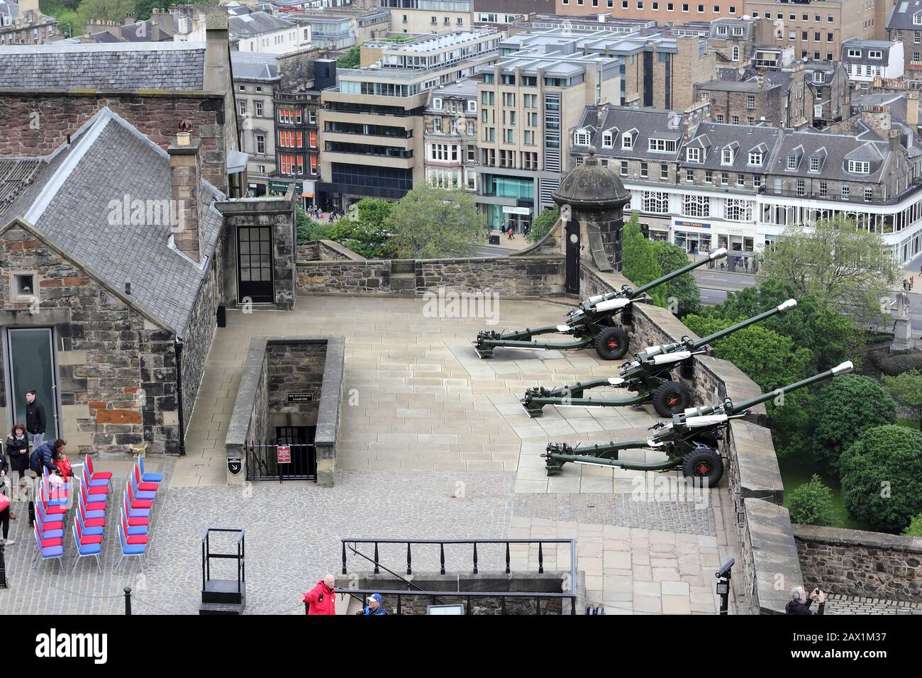 Cannons at edinburgh castle hi-res stock photography and images - Alamy
