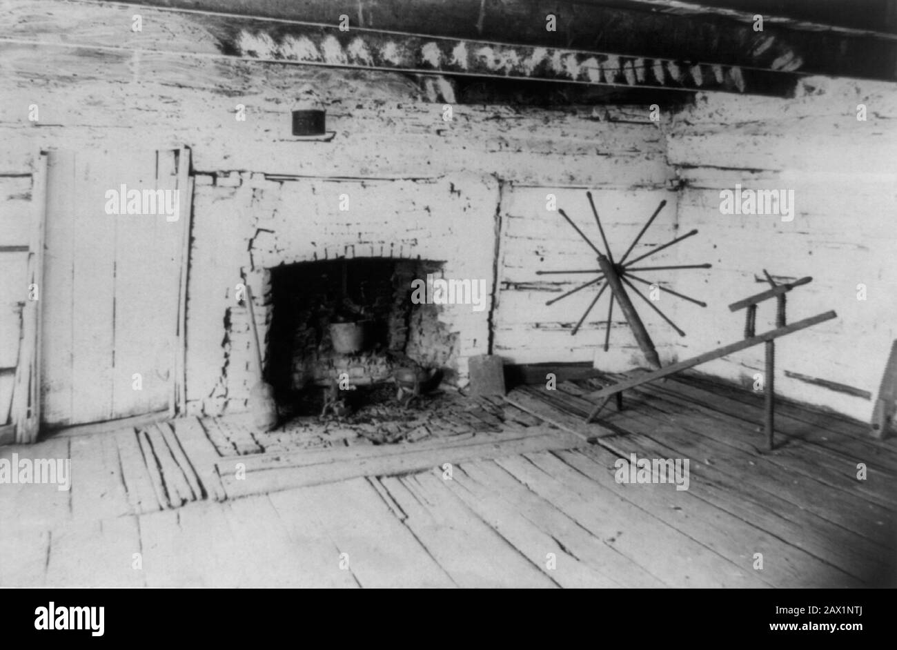 1891 , Big South Fork , KY , USA :  An Interior view of the original cabin birthplace by U.S.A. President ABRAHAM LINCOLN ( 1809 - 1865 ) showing the old fireplace in the west room and the old spinning jenny of Mrs. Lincoln . Photo by Kimball Hall Studio, 243 Wabash Ave., Chicago.  -  Presidente della Repubblica - Stati Uniti  - USA  - Abramo - log cabins  - capanna - luogo di nascita - casa natale  ----  Archivio GBB Stock Photo