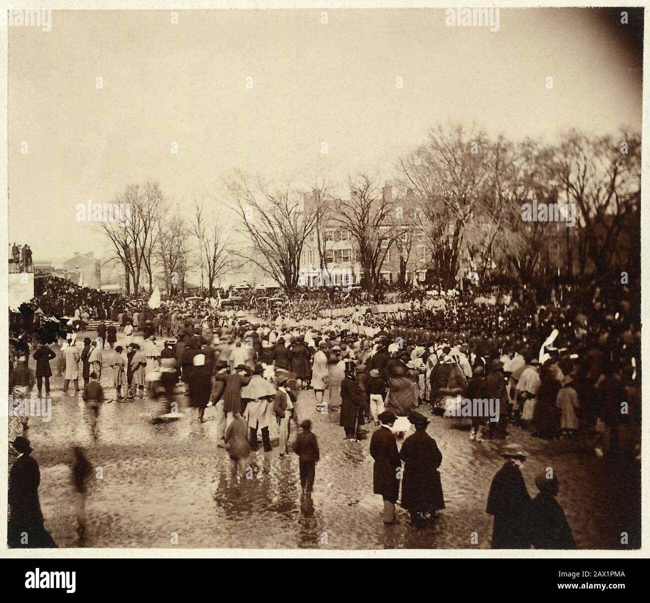 1865 , 4 march, WASHINGTON , DC , USA :  The Second Inauguration day of President The U.S.A. ABRAHAM LINCOLN ( Big South Fork , KY, 1809 - Washington 1865 ). Photo shows a large crowd of people waiting during President Abraham Lincoln's inauguration, which was held on a rainy day at the U.S. Capitol grounds in Washington, D.C. The crowd includes African American troops who marched in the inaugural parade. In considering the Civil War that had begun in 1861 and was nearing conclusion - Presidente della Repubblica - Stati Uniti -  USA - CAMPIDOGLIO - CAPITOLIUM - CERIMONIA D' INSEDIAMENTO  ---- Stock Photo