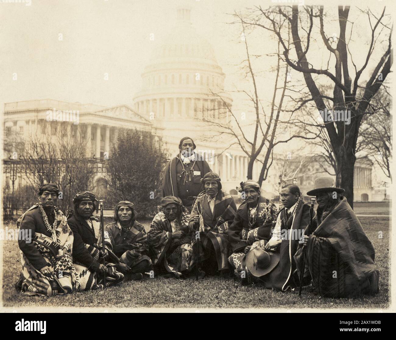 1923 , 15 january , WASHINGTON , DC , USA :Group of Pueblo Indians photographed at the U.S. Capitol today. This is the first time since the Abraham Lincoln Administration that the Pueblo Indians have sent a delegation to Wash. They appeared before the Senate Lands Committee  - Stati Uniti -  USA - ritratto - portrait  - Abramo - INDIANI INDIANO D' AMERICA - pellerossa - Capitol - Campidoglio ----  Archivio GBB Stock Photo