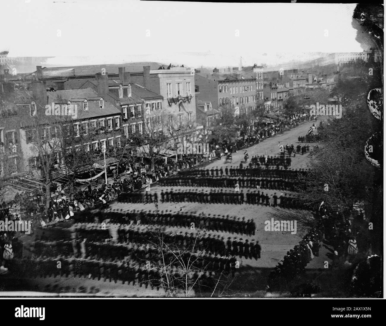 1865 , 19 april , WASHINGTON ,DC , USA : The U.S.A. President ABRAHAM LINCOLN ( 1809 - 1865 ). Funeral of President Abraham Lincoln passing on Pennsylvania Avenue   -  Presidente della Repubblica - Stati Uniti -  USA - Abramo - funerale - carro funebre - corteo ----  Archivio GBB Stock Photo