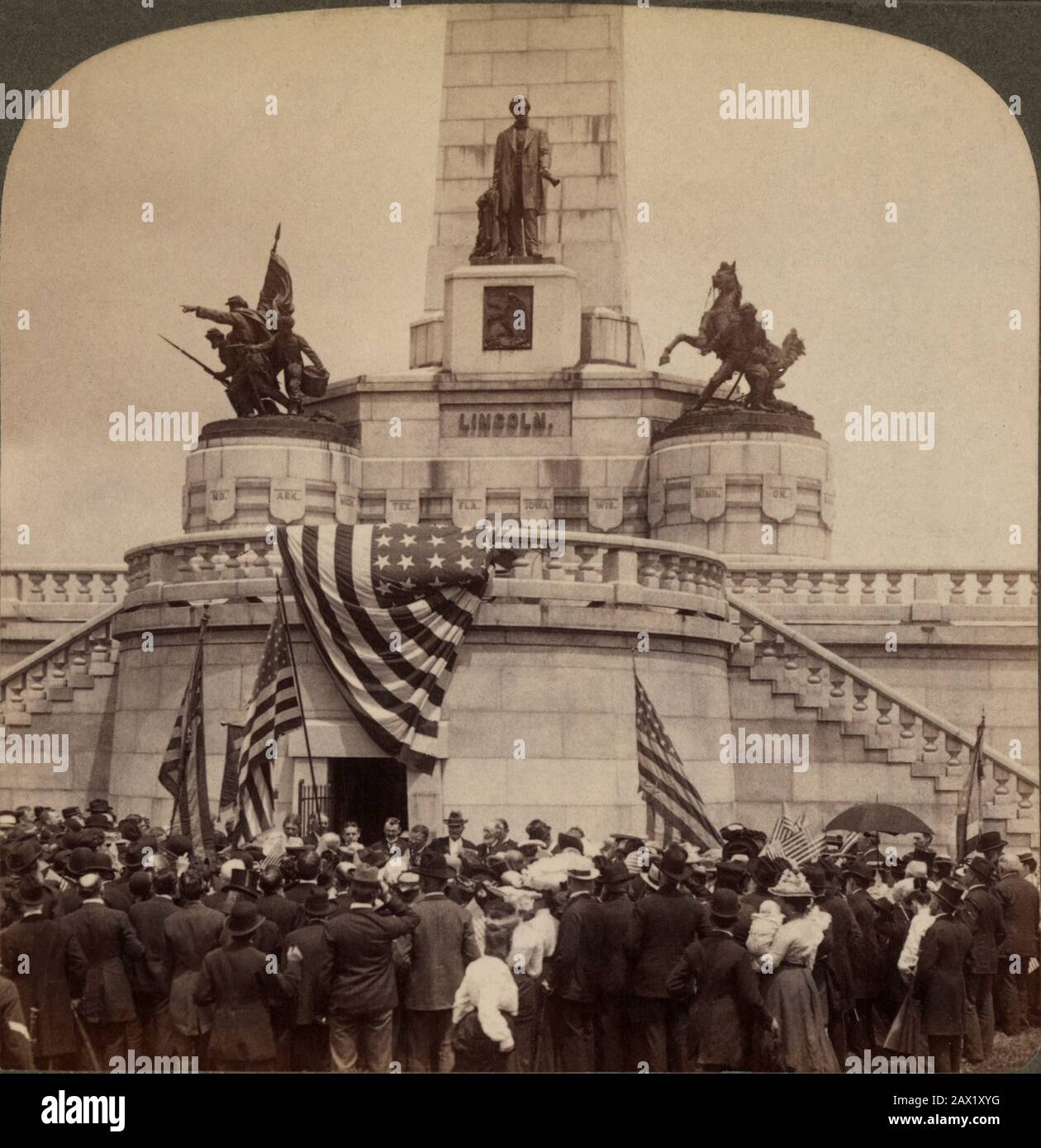 1903 , SPRINGSFIELD , ILLINOIS , USA  : "No man shall have less than a square deal," with  President Theodore Roosevelt ( 1858 - 1919 ) at Lincoln's Tomb, Springfield, Ill. The U.S.A. President ABRAHAM LINCOLN (  1809 - 1865 ).Statue and TOMB  of Abraham Lincoln on the National Lincoln Monument, Oak Ridge Cemetery, Springfield, Ill. - Presidente della Repubblica - Stati Uniti -  USA - ritratto - portrait  -  Abramo - ARTS - ARTE - SCULTORE - SCULPTURE - SCULTURA - STATUA - STATUE - monument - monumento - sculptor - TOMBA - monumento funebre ----  Archivio GBB Stock Photo