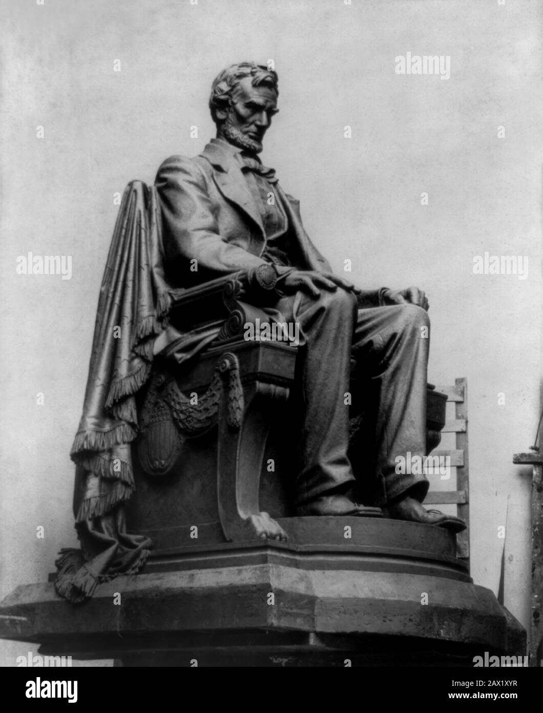 1900 ca , WASHINGTON , DC, USA  : The U.S.A. President ABRAHAM LINCOLN (  1809 - 1865 ) monument , designed and executed by Clark Millsand , for the square near U.S. Capitol , Washington, D.C.  - Stati Uniti -  USA - ritratto - portrait  - - Abramo - ARTS - ARTE - SCULTORE - SCULPTURE - SCULTURA - STATUA - STATUE - monument - monumento -  Campidoglio ----  Archivio GBB Stock Photo